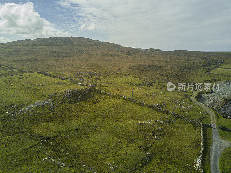 鸟瞰图Inishbofin岛，Co. Galway，爱尔兰。